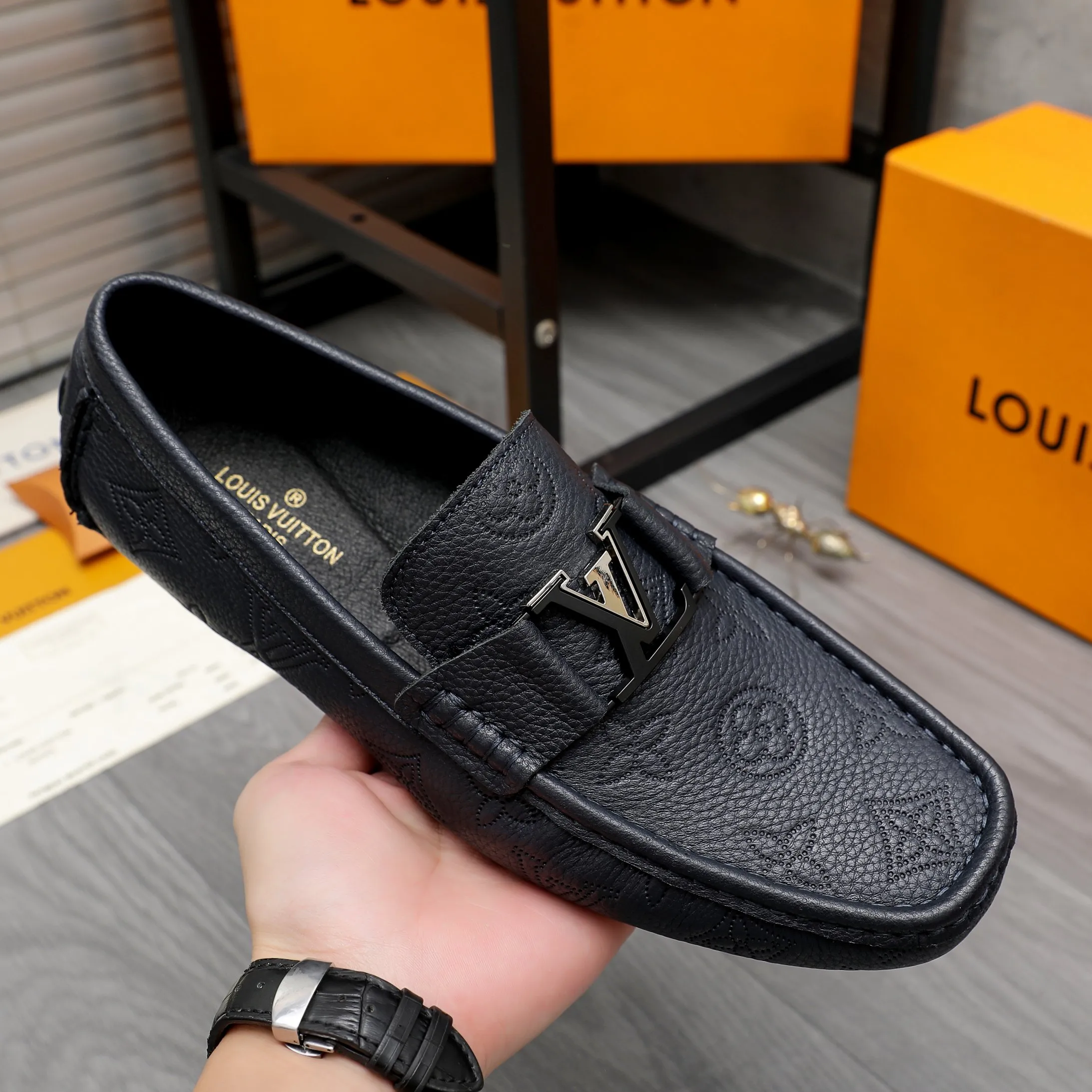 Men's shoes 💰400 Product trademark: LV "Louis Vuitton" business slip-on leather shoes Regular size: 38-45 (45 is custom-made and non-returnable) Product materials: Selected high-quality cowhide embossed upper, pigskin lining, rubber outsole